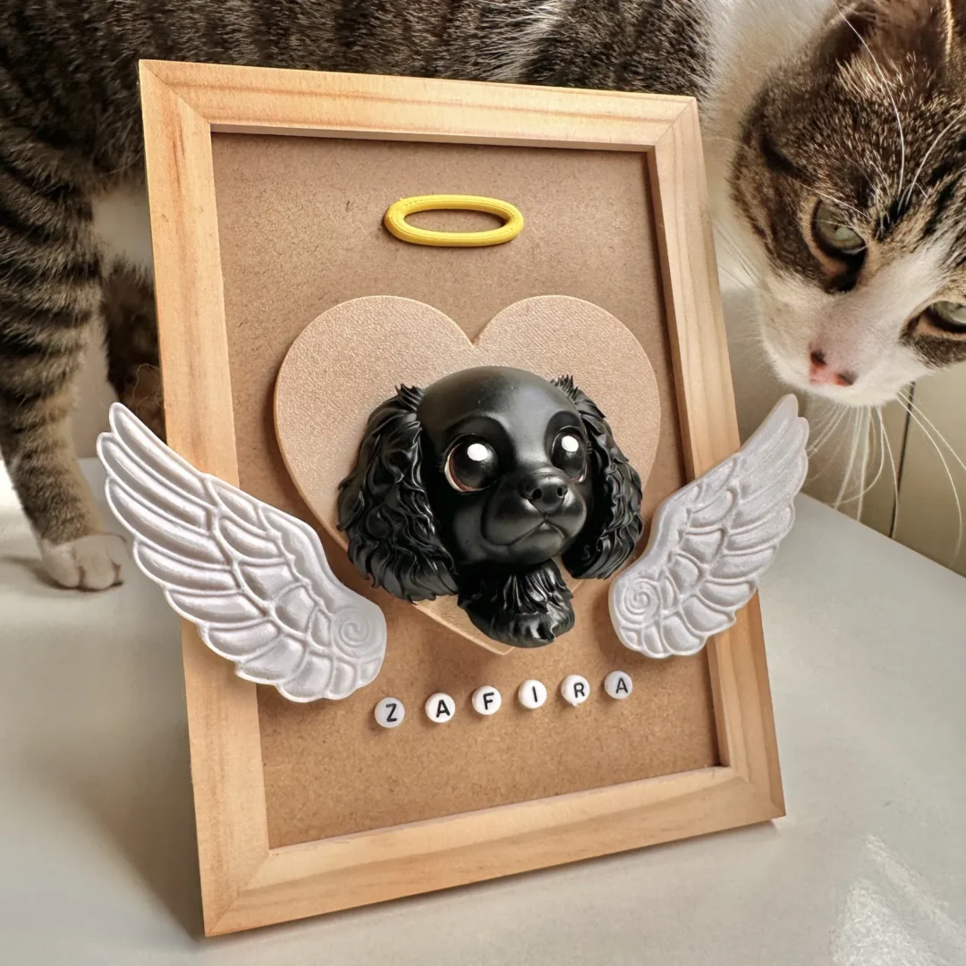 Cuadro personalizado de mascota con halo de angelito y alitas y su nombre en letras