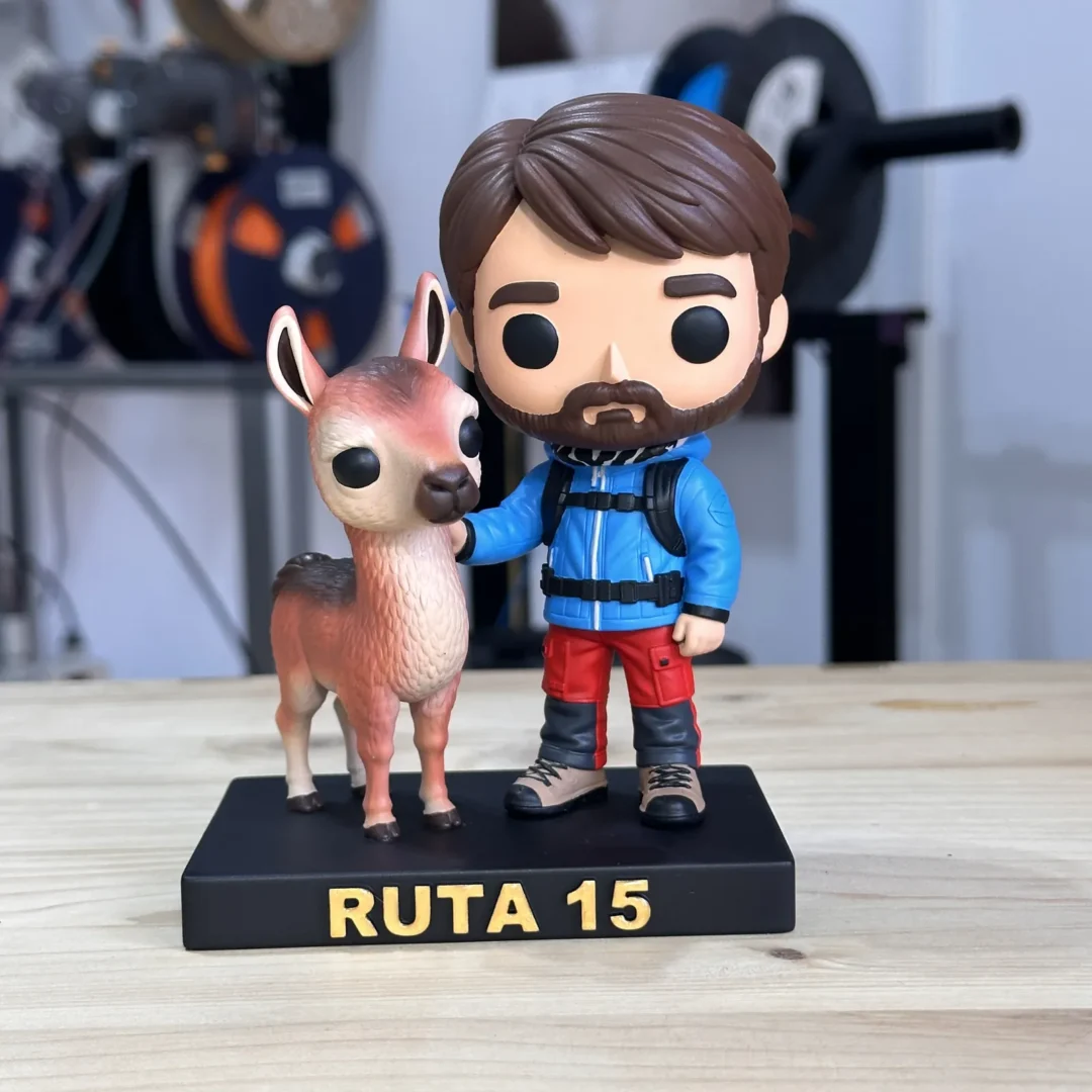 Figura personalizada de un excursionista con su llama sobre una peana con el nombre RUTA 15