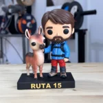 Figura personalizada de un excursionista con su llama sobre una peana con el nombre RUTA 15