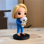 Figura personalizada de una mujer rubia con su perrito blanco en brazos, hecha a mano