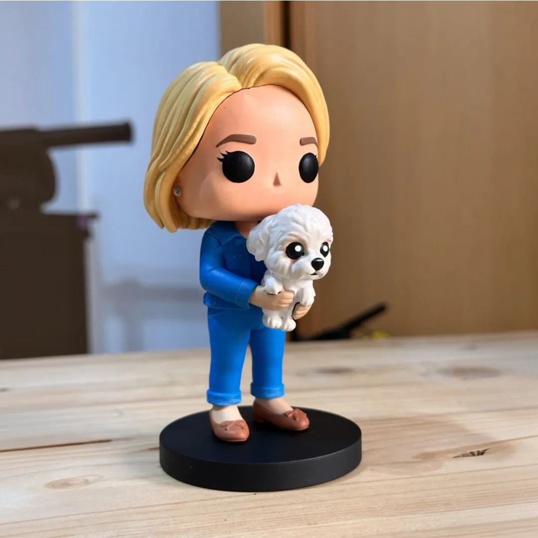 Figura personalizada de una mujer rubia con su perrito blanco en brazos, hecha a mano