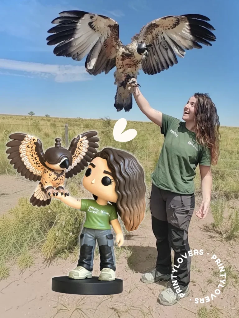 Chica real con su águila junto a su figura personalizada PrintyPOP con MiniPET
